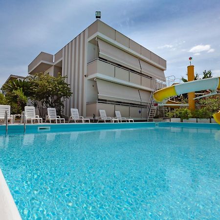 Pleasant Apartment In Alba Adriatica Near Sea Kültér fotó